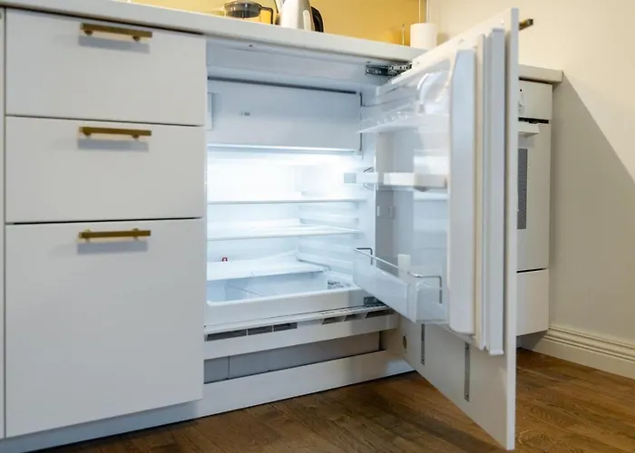 Апартаменты Charming 1br In Superb Location, Free Parking & Wi-fi